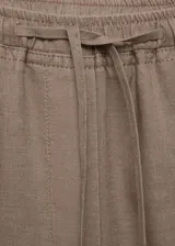 Pantalón de lino color beige, de corte recto, con cintura elástica ajustable con cordón.