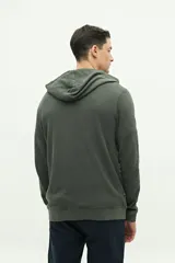 Campera verde militar de felpa con capucha ajustable y cierre frontal. Tiene un pequeño logo estampado en el pecho.