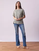 Blusa de algodón con estampado animal print en tonos grises, cuello redondo y manga corta.