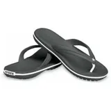 Ojotas tipo flip flop de color blanco, con correa superior de TPU y suela de Croslite™ para comodidad y ligereza.
