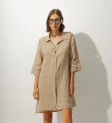 Vestido corto color negro, de corte recto y breteles finos.