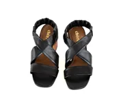 Sandalias negras de cuero con tiras cruzadas y talón elástico fruncido. Taco de madera de 7,5 cm y punta cuadrada.