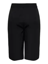 Bermuda de calce regular color negro, con cierre de cremallera, botón y bolsillos traseros.