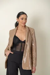 Blazer recto de paillette color beige, entallado y con cierre frontal de botón.