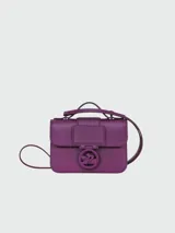 Cartera pequeña de cuero en color púrpura, con correa cruzada para un uso cómodo y estilizado.
