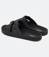 Ojota tipo slide masculino de PVC color negro, con dos tiras anchas ajustables mediante hebillas cuadradas. La plantilla y la suela son texturizadas.