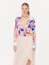 Camisa de seda estampada con cuello y puños de seda lisa. Tiene cartera oculta con botones de pasta crudos y botones esmaltados JCH en cuello y puños. De calce suelto, con largo por debajo de la cadera y ligeramente más corta en el delantero.