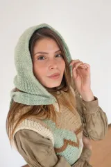 Capucha tejida a mano en lana merino color verde agua, con lazos tejidos para anudar bajo el cuello.
