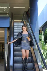 Minifalda gris con diseño de paneles y bolsillos con solapa.