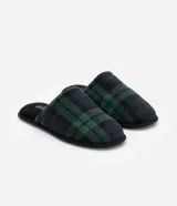 Pantufla ojota con capellada de franela con estampado de cuadros en tonos verde y azul.