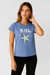 Remera azul marino de manga corta con cuello redondo y estampado frontal con motivos marinos y la frase 'Bonjour la Mer'.