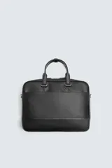 Maletín negro con acabado texturizado, compartimento principal con cierre de cremallera, bolsillo interior con cremallera, bolsillo frontal con cremallera, bolsillo trasero para dispositivos electrónicos de hasta 13 pulgadas y bolsillo trasero con cremallera. Tiene dos asas de mano y un asa de hombro ajustable y extraíble.