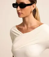 Blusa color crema con escote bardot y mangas 3/4.