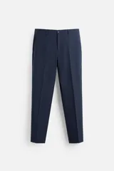 Pantalón de vestir azul marino, de corte slim fit, con bolsillos laterales y traseros de doble vivo con botón. Se ajusta a la cintura con cierre frontal con cremallera y botón.