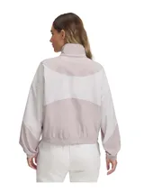 Campera deportiva Under Armour Rival Woven para mujer, color lila y blanco, con cierre frontal, cuello alto y logo bordado en el pecho.