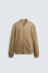 Cazadora bomber negra de corte regular, confeccionada en tejido con efecto ante. Cuenta con cuello, puños y bajo de rib elástico, bolsillos de vivo en la cadera y cierre frontal con cremallera.
