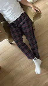 Pantalón de pijama de franela con diseño escocés, elástico en la cintura y dos bolsillos.