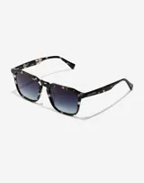 Lentes de sol Hawkers modelo Eternity, unisex, con montura cuadrada de acetato con estampado carey en tonos negro, blanco y marrón. Lentes degradadas de azul oscuro a celeste.