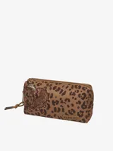 Neceser con estampado animal print en tonos marrones y bordado frontal de un jaguar junto a hongos. Cierre superior con cremallera y tirador de cuero.