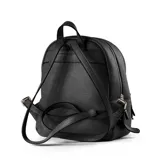 Mochila negra de cuero sintético con cierre superior y bolsillo frontal con cierre. Tiene un bolsillo interno con cierre y dos bolsillos externos con cierre.