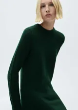 Vestido corto gris de tejido de lana con cuello redondo y manga larga.