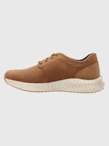 Sneakers marrones de cuero con cordones y suela blanca texturizada.