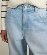 Pantalón balloon de jeans celeste, con trabillas en la cintura, bolsillos y recorte en el lateral.
