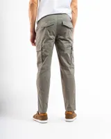 Pantalón cargo color beige, corte slim, con bolsillos laterales con botón, bolsillos frontales y traseros.