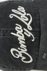 Gorra de algodón color beige con visera curva y bordes desgastados. Presenta bordado frontal con el logo de la marca en color crudo.