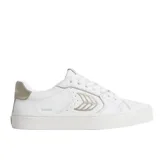 Championes urbanos Cariuma Salvas, color blanco con detalles en dorado, confeccionados en cuero, con logo en el lateral y suela de goma.