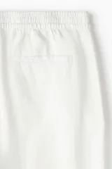 Pantalón blanco de lino y algodón, corte recto, con cintura elástica ajustable con cordón, bolsillos laterales y trasero.