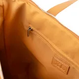 Cartera tote color camel de cuero sintético, con doble asa corta y correa larga regulable extraíble. Tiene cierre superior, bolsillo frontal con cierre y bolsillos internos abiertos y con cierre.