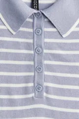 Remera polo de punto fino color lila con rayas horizontales blancas, cuello clásico con botones y mangas cortas.