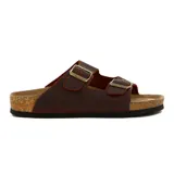 Sandalias bajas de cuero color marrón con dos tiras anchas ajustables con hebilla metálica.