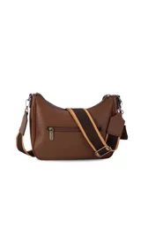 Bandolera de material símil cuero color azul marino, de forma curva y fina, con cierre principal y un bolsillo trasero. Incluye una correa de galón ajustable para llevar al hombro o cruzada.