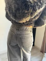 Pantalón de jean gris con strass plateados.
