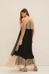 Vestido largo negro con breteles finos, escote en V y detalles de encaje color beige en el escote, laterales y ruedo.