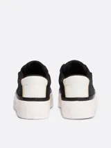 Zapatillas Tommy Hilfiger Essential de plataforma, color negro, confeccionadas en lona de algodón. Presentan suela de goma blanca, interior de poliéster, plantilla extraíble y logo metálico en la lengüeta y el lateral.