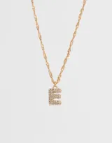 Cadena corta dorada con dije de la letra A cubierto de strass.