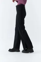 Pantalón de gabardina negro, de tiro medio y corte recto cropped.
