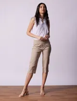 Bermuda color celeste en gabardina elastizada, marca Ruby Rd. Tiro medio, pretina ancha elastizada, bolsillos delanteros simulados y bolsillos traseros aplicados.