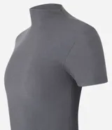 Remera marrón de ribana con cuello alto y mangas cortas.