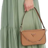 Cartera de hombro Guess Noelle, color beige con correa fina negra y cadena dorada decorativa. Presenta logo triangular de la marca en el frente y herrajes dorados.