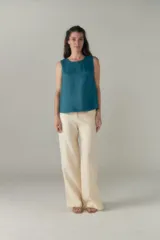 Musculosa azul petróleo sin mangas con escote redondo y corte a la base.