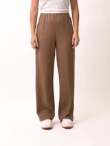 Pantalón palazzo marrón de corte ancho con cintura elástica.