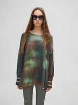 Buzo de algodón con estampado abstracto en tonos tierra y verde, de corte holgado y largo por debajo de la cintura, con puños acanalados.