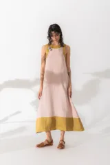 Vestido largo color borgoña con cuello redondo y sisas ribeteadas en rosa claro.
