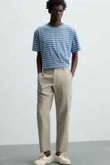 Pantalón de vestir azul marino confeccionado en tejido de lino. Corte recto, con bolsillos laterales y traseros. Se ajusta a la cintura con botón y cremallera.