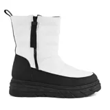 Bota de caña media color negro con plataforma y cierre lateral.