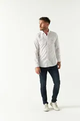 Camisa celeste a cuadros, de corte slim fit, manga larga y logo bordado. Confeccionada en 100% algodón.